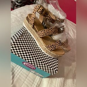 WOMEN’S SODA SANDALS